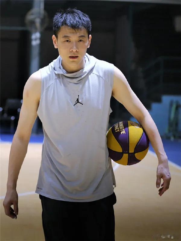 关于大运会的中国大学男篮，目前来看主教练陈磊太被球迷们诟病了。从我这一年看CUB(2)
