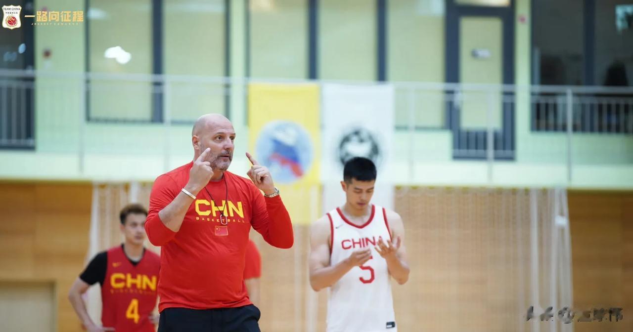 给予肯定！中国男篮主教练老乔谈胡明轩：“这个年轻人很有拼劲，我很喜欢他身上那股活(1)