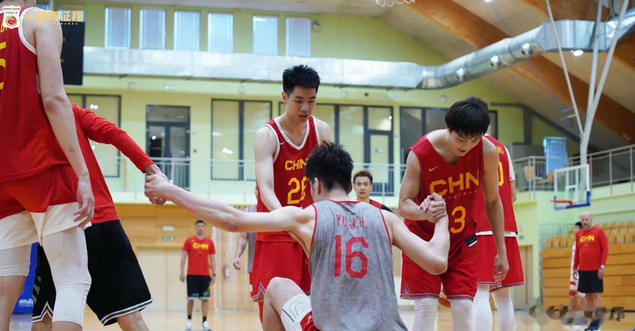 给予肯定！中国男篮主教练老乔谈胡明轩：“这个年轻人很有拼劲，我很喜欢他身上那股活(2)