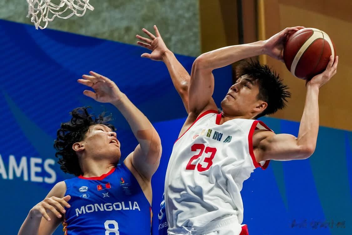 随着大运会中国男篮75:71险胜蒙古，这场比赛也彻底暴露了3个可笑的事实！
1，(1)