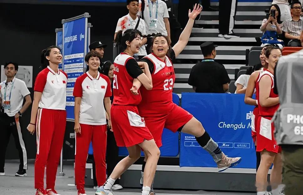 中国女篮99:91险胜日本大运会夺冠，全队投篮、数据如下，谁是赢球的最大功臣？
(1)