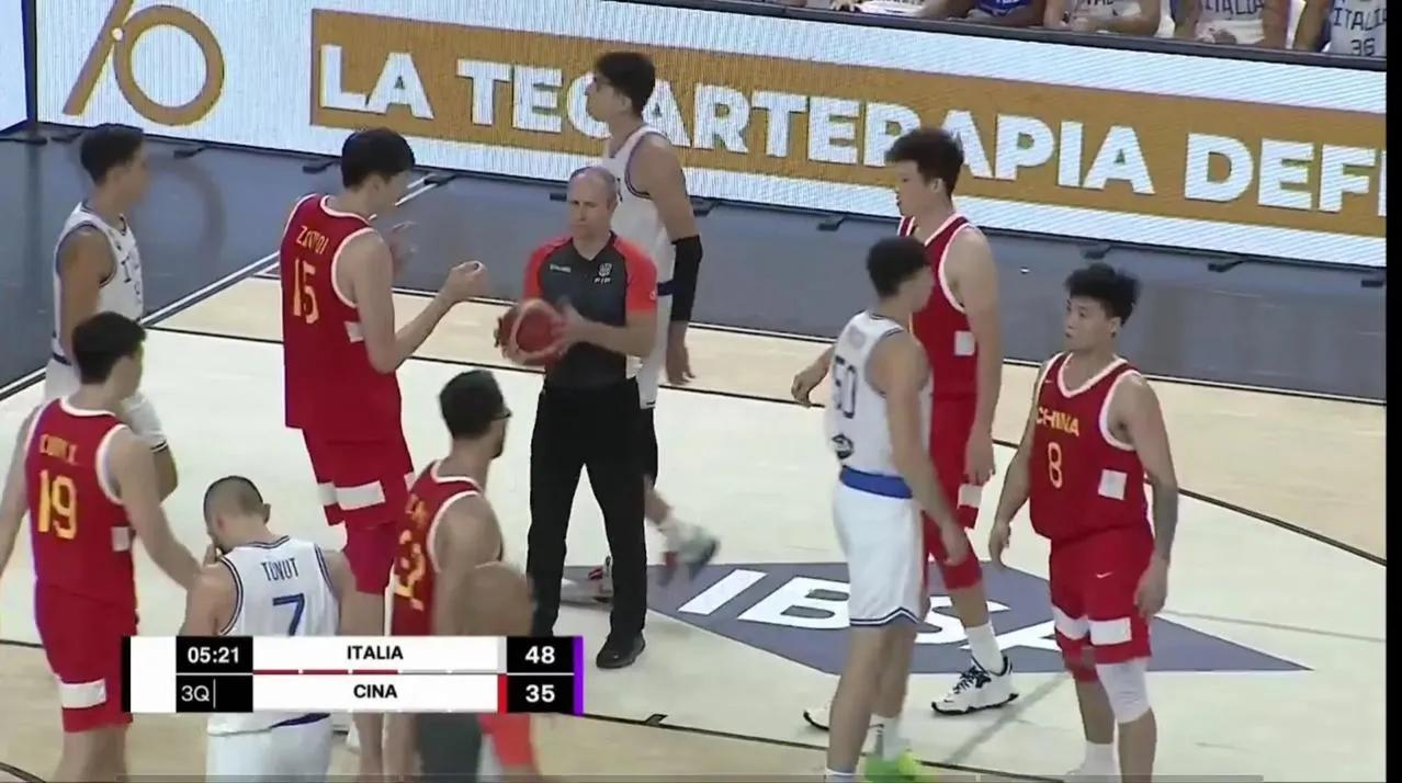 中国男篮61:79不敌意大利，遭遇了惨败，特别是以下3名球员的表现备受诟病：

(1)