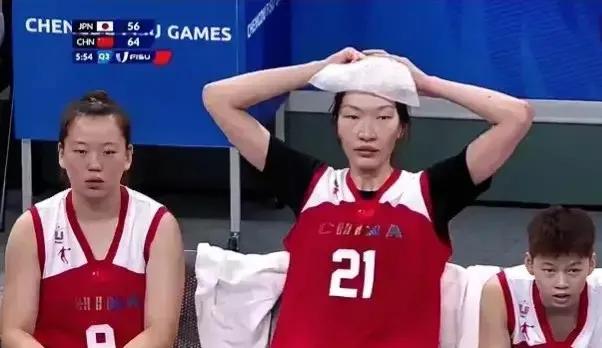 中国大学生女篮99:91战胜日本大学生女篮
赛后中国女篮美少女战士，欢呼雀跃！
