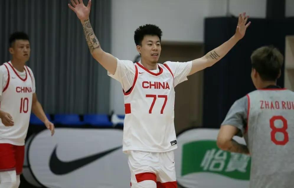 中国男篮几场热身赛后球队存在的问题涌现而出：

1. 成绩不稳定：中国男篮的战绩(1)
