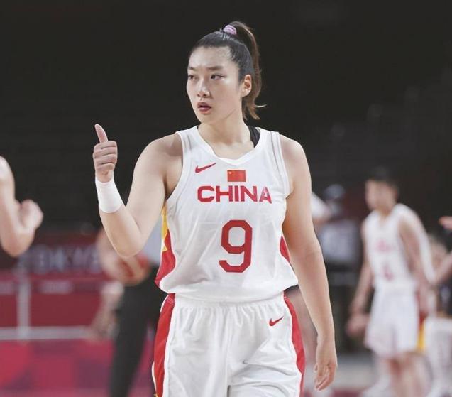 中国女篮喜从天降！李梦官宣离队，除了出轨外，真因被球迷揭晓