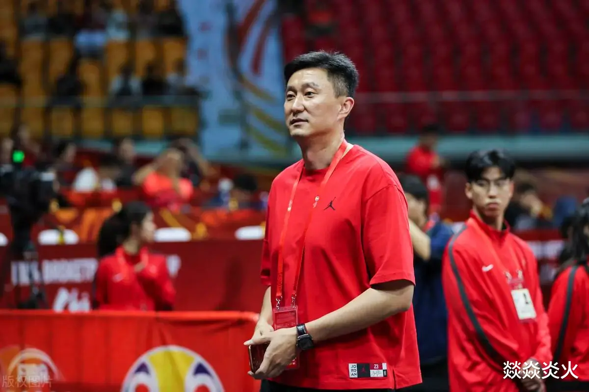 中国男篮75：96菲律宾队，主持人都哭了！功勋教练杜锋点评比赛，一针见血(3)
