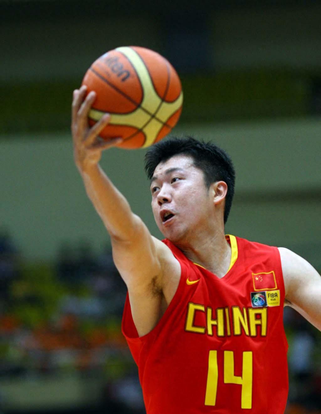 逼姚明退役，陷害王治郅，他靠一己之力让中国篮球倒退20年！(10)
