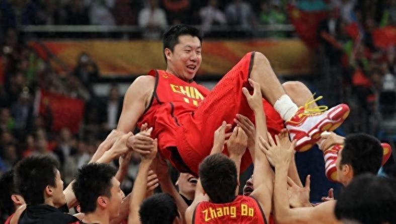 逼姚明退役，陷害王治郅，他靠一己之力让中国篮球倒退20年！(24)