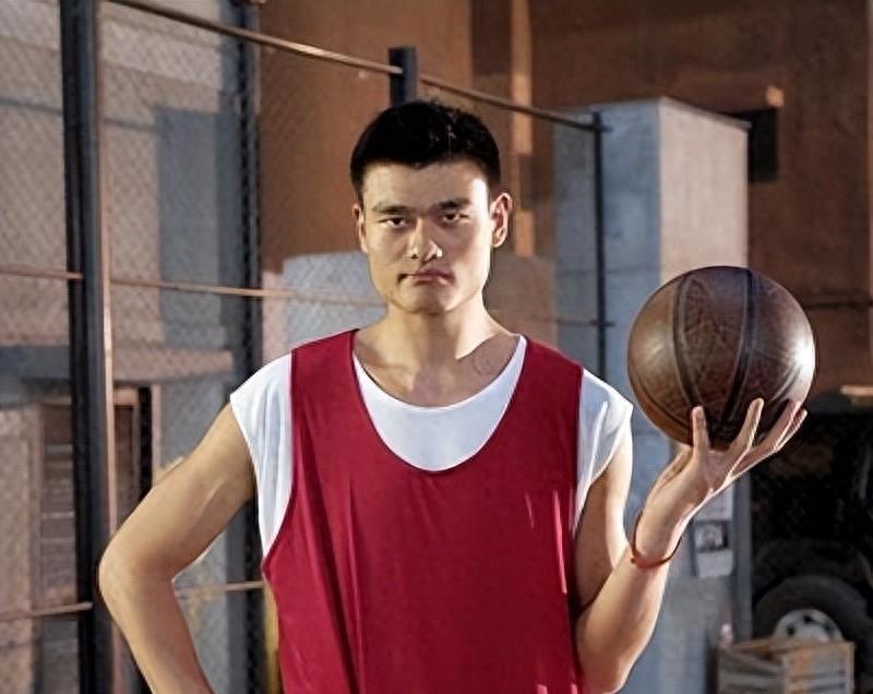 逼姚明退役，陷害王治郅，他靠一己之力让中国篮球倒退20年！(30)