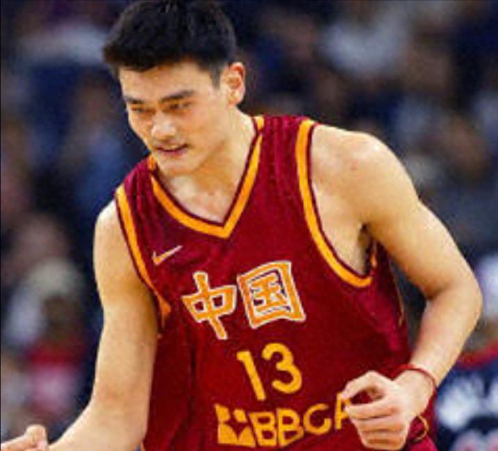 逼姚明退役，陷害王治郅，他靠一己之力让中国篮球倒退20年！(36)