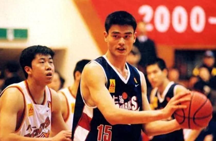 逼姚明退役，陷害王治郅，他靠一己之力让中国篮球倒退20年！(39)