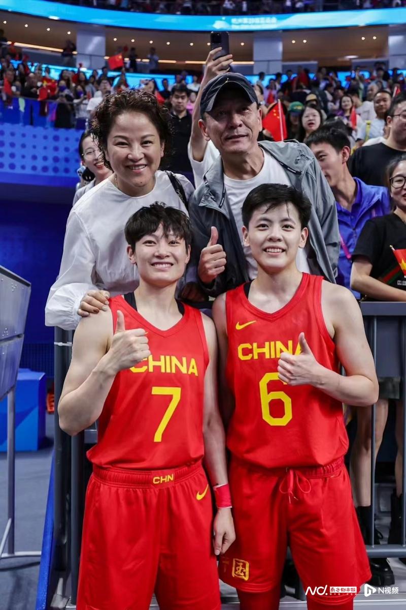 中国女篮强势晋级亚运决赛，父母现场助阵杨力维杨舒予姐妹花