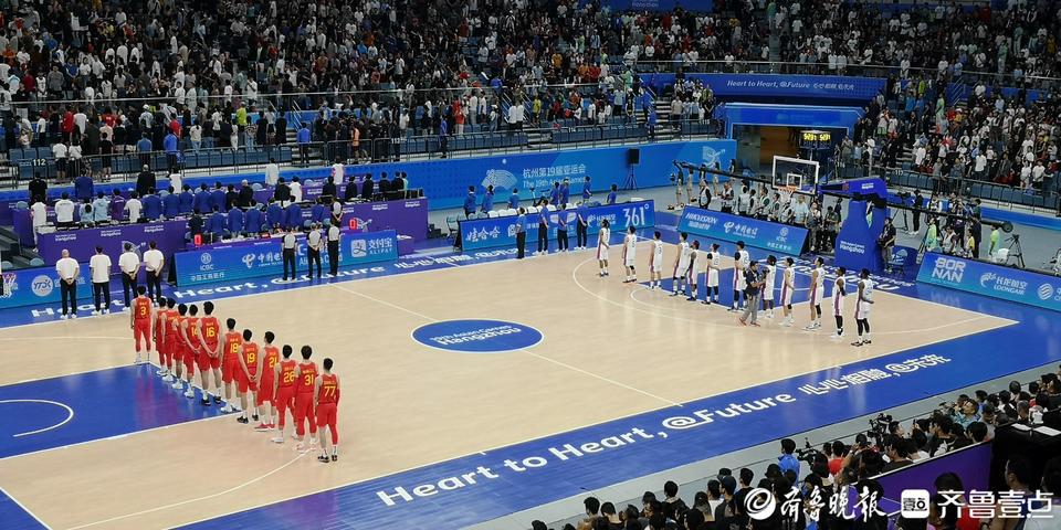观潮｜中国男篮半场大比分领先菲律宾，球迷高喊王哲林“MVP”