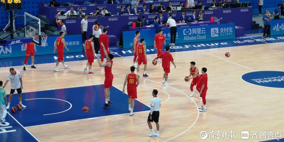 观潮｜中国男篮半场大比分领先菲律宾，球迷高喊王哲林“MVP”(2)