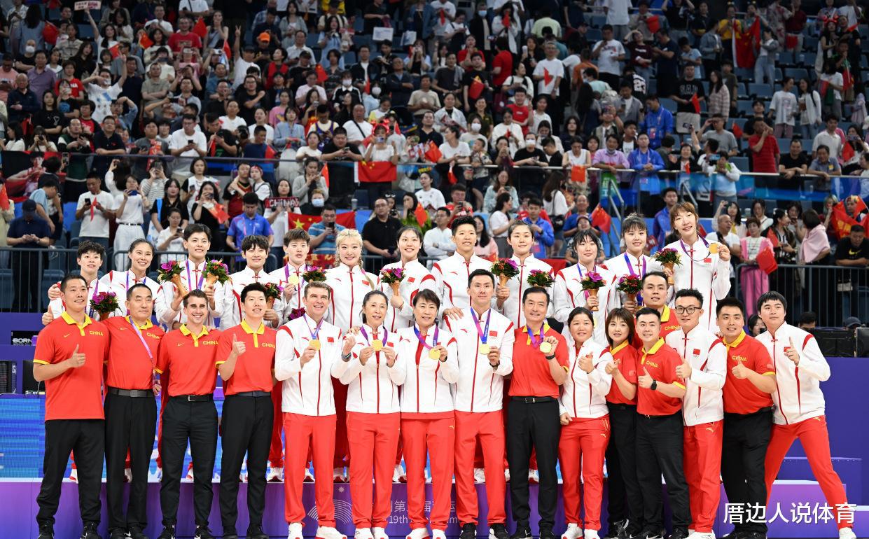 中国女篮再获重奖：4人奖励80万 美女国手领奖笑容满面(1)