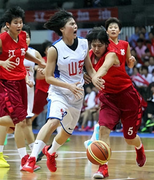 狂赢44分！山东4猛将上双，2米28女版姚明，中国篮球奥尼尔(1)