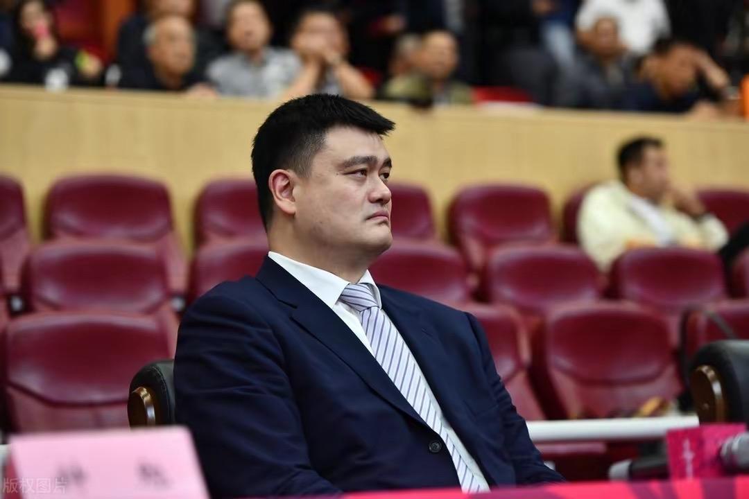 深圳男篮输球再收坏消息，两大国手缺席+罚款，裁判判罚引争议(7)