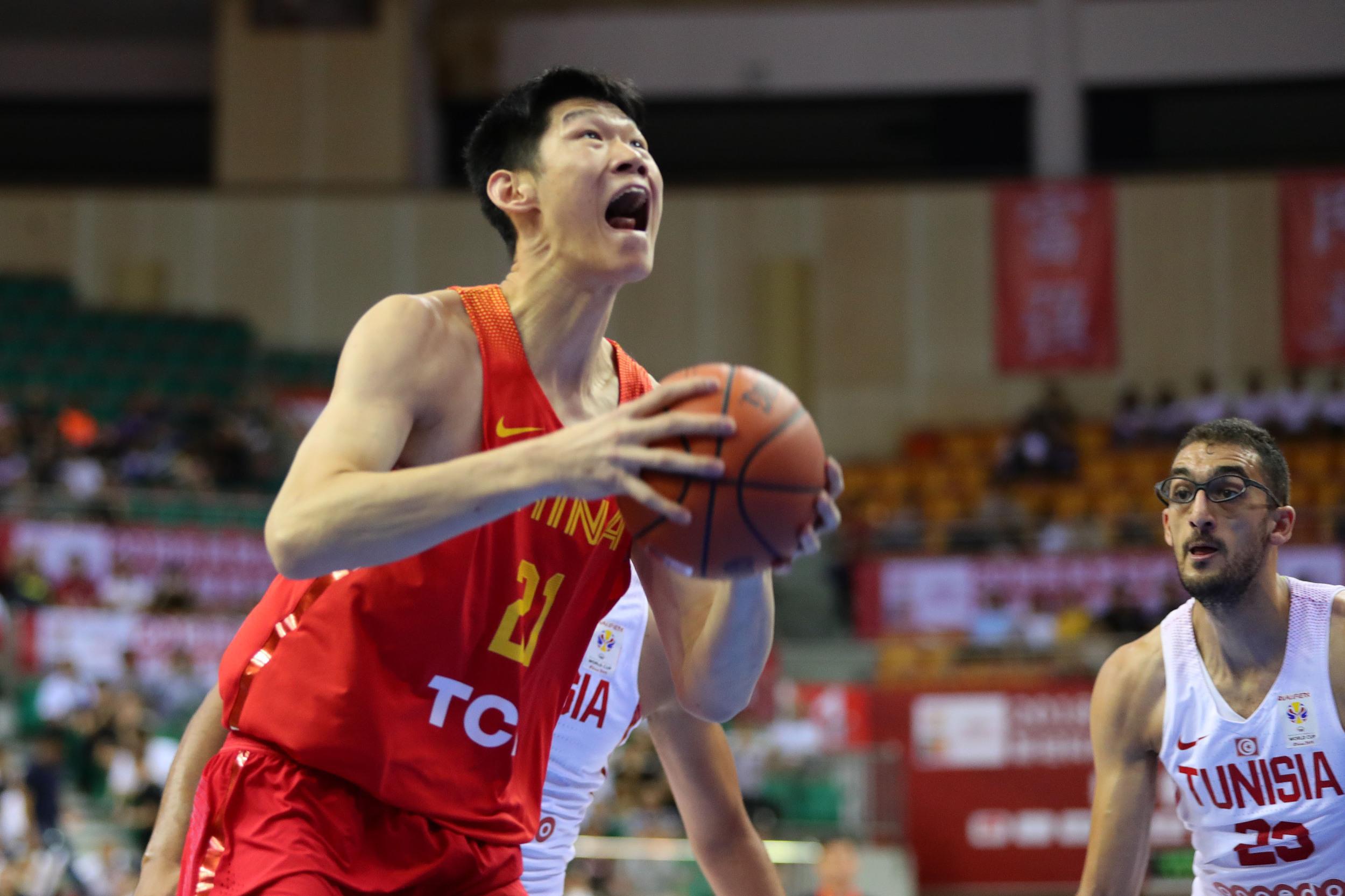 中国男篮内线球员表现糟糕，关键时候只有胡金秋站了出来！(8)