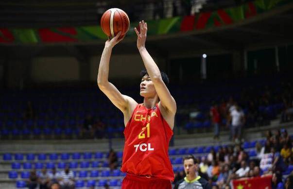 中国男篮内线球员表现糟糕，关键时候只有胡金秋站了出来！(10)