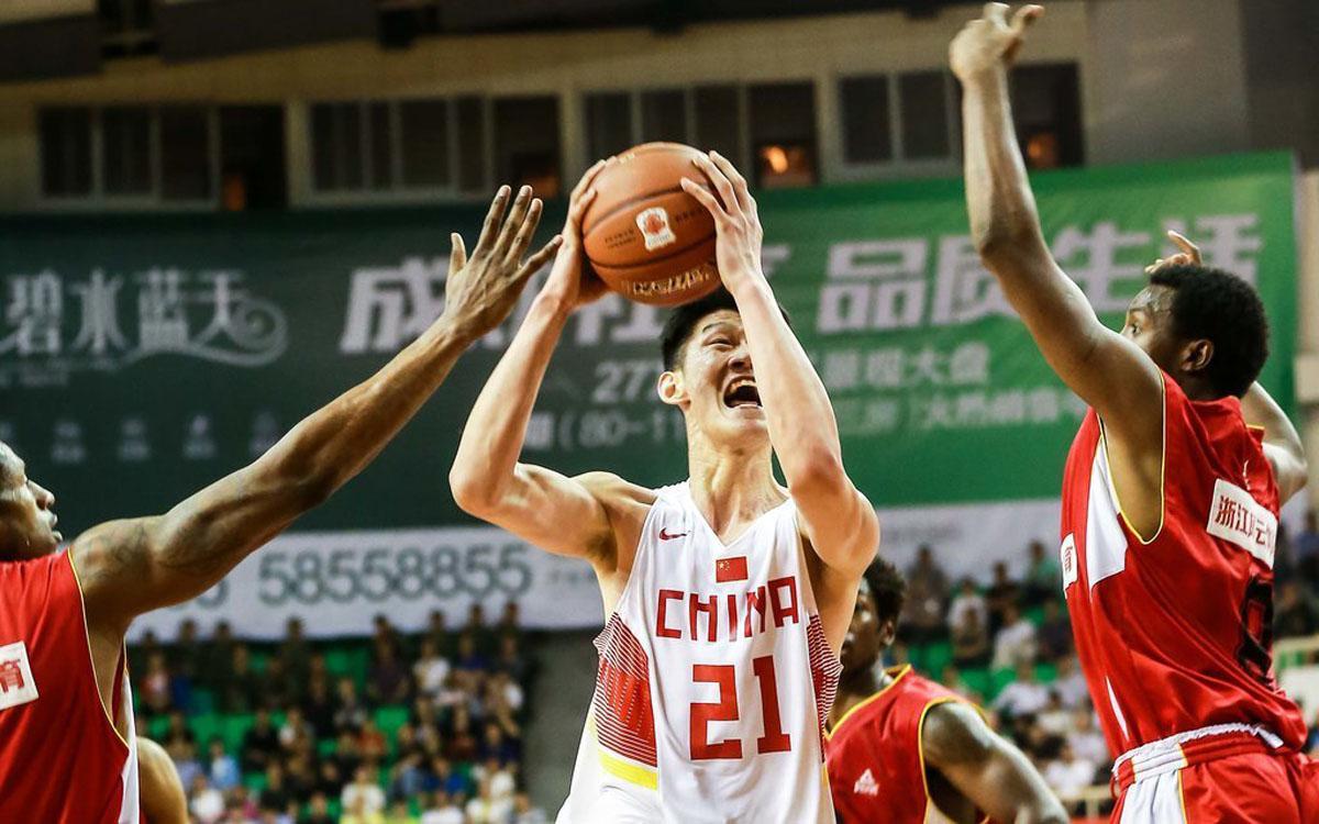 中国男篮内线球员表现糟糕，关键时候只有胡金秋站了出来！(12)