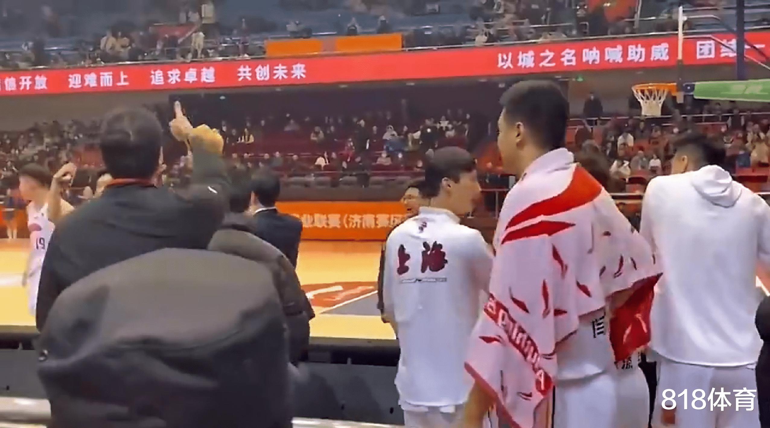 心态不错！王哲林被山东球迷爆粗辱骂，回头竖大拇指+扭胯跳舞回应(5)