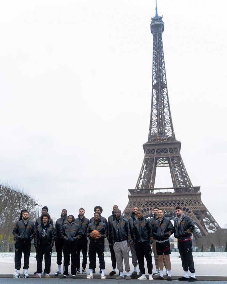 抵达巴黎骑士众将穿定制款夹克 在埃菲尔铁塔前合影(7)
