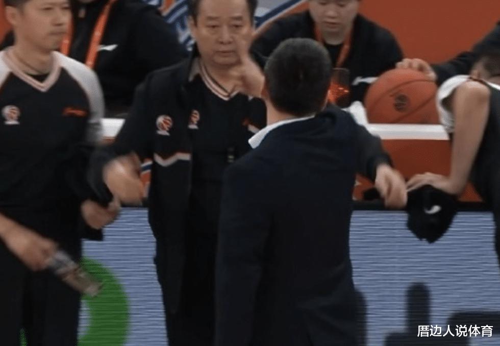 中国篮球闹剧 裁判引大争议 王世龙气到竖大拇指反讽名记怒批盲人(1)
