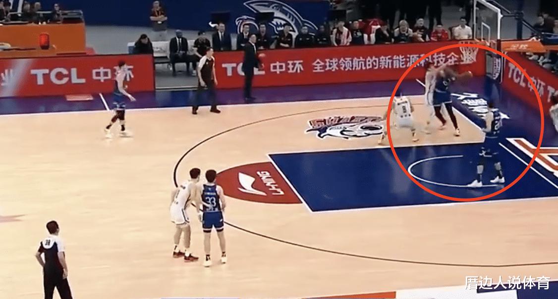 中国篮球闹剧 裁判引大争议 王世龙气到竖大拇指反讽名记怒批盲人(3)