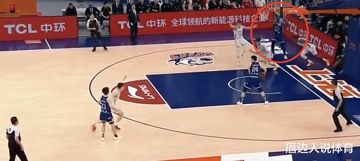 中国篮球闹剧 裁判引大争议 王世龙气到竖大拇指反讽名记怒批盲人(4)