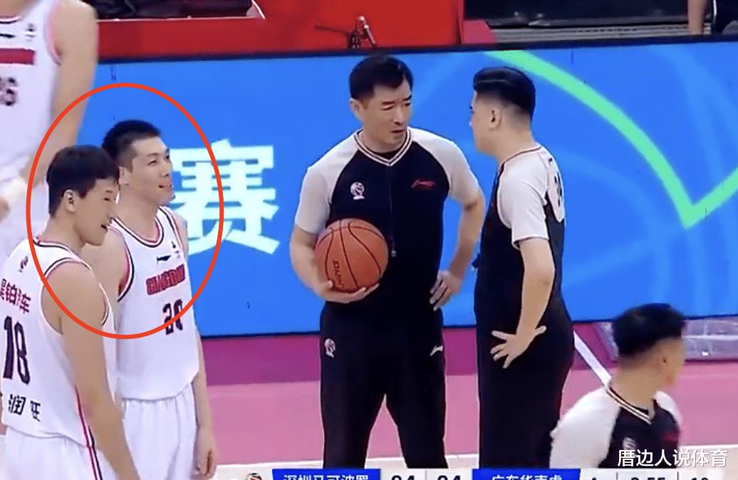 中国篮球又一恶人 广东国手再引争议 肘击对手后脑跟队友有说有笑(1)