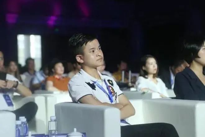 汶川地震9岁小英雄，被姚明抱上奥运，发誓考清华，却活成了这样(6)