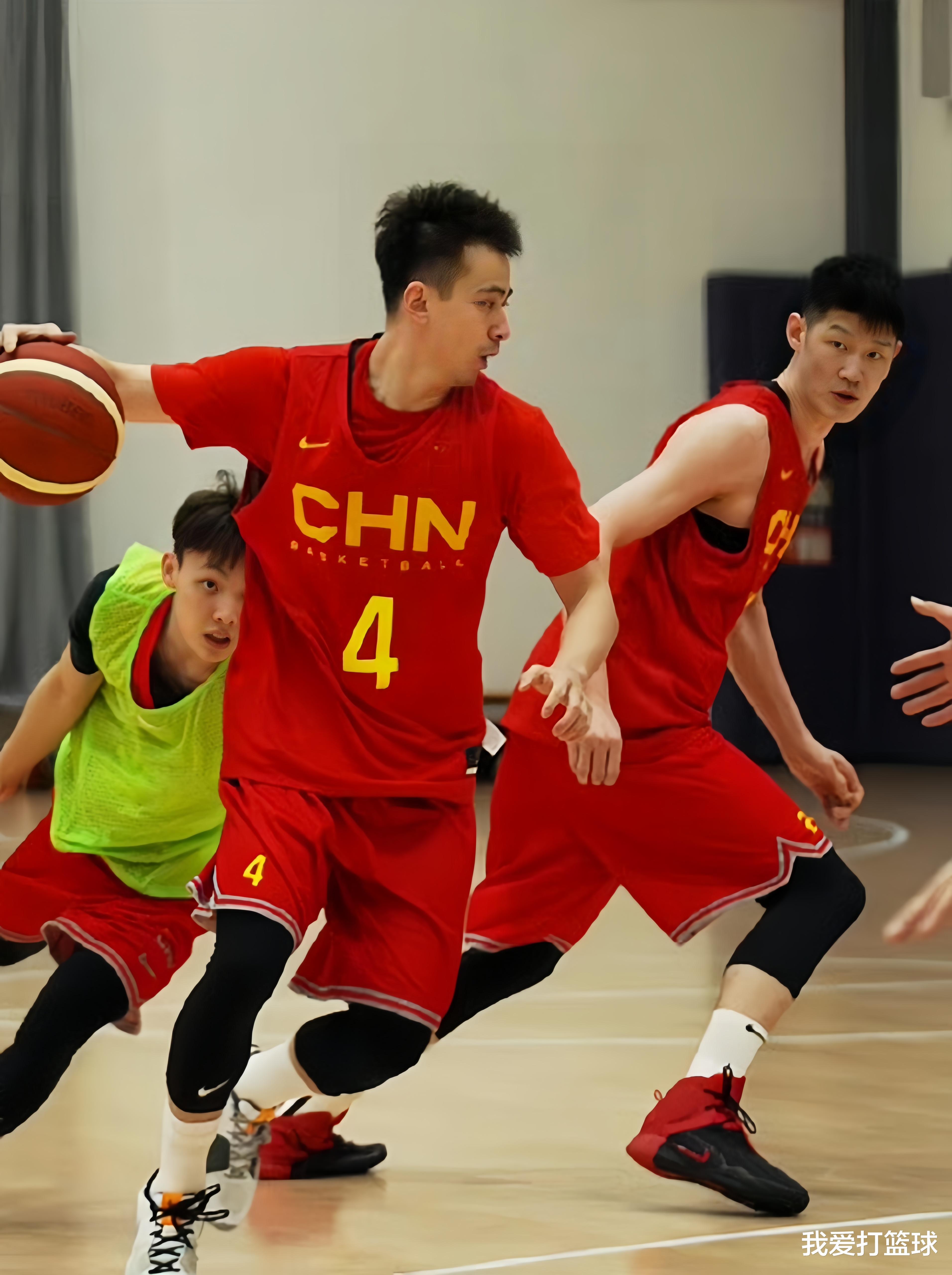 中国男篮对抗训练！顶级四号位对决，内外双核连线，付豪成第六人