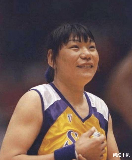 她是姚明的母亲，身高1米88曾经是女篮的队长，如今孙女13岁就身高1米9(3)