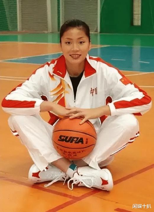 她是姚明的母亲，身高1米88曾经是女篮的队长，如今孙女13岁就身高1米9(12)