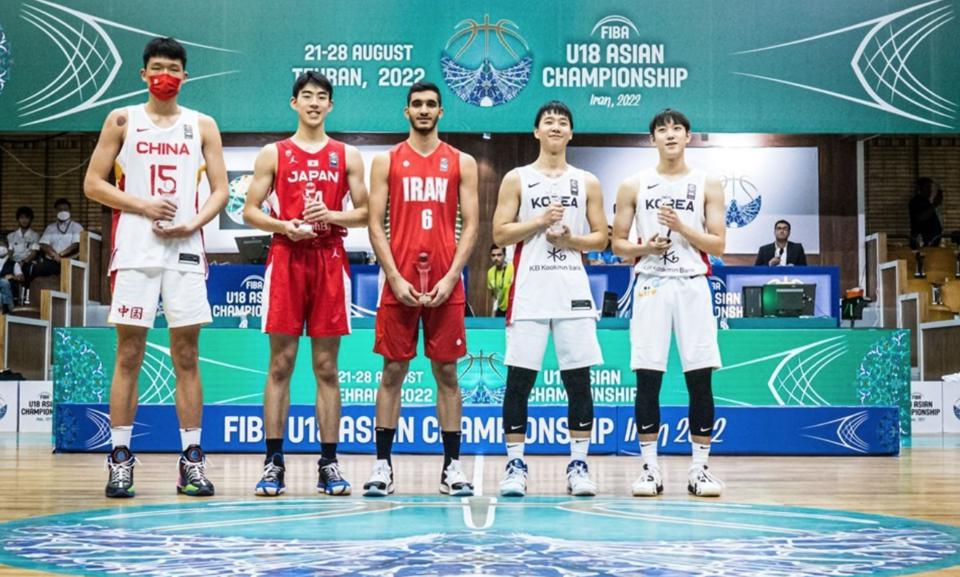 中国男篮成年队首秀惊艳，杨瀚森的“松弛感”为大场面而生