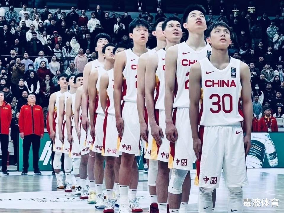 中国男篮从管理层、教练、球员问题都非常突出，还有无尽的内斗
