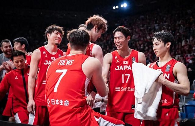 男篮输日本，国外评论区：没有八村照样赢球，中国篮球正处黑暗期