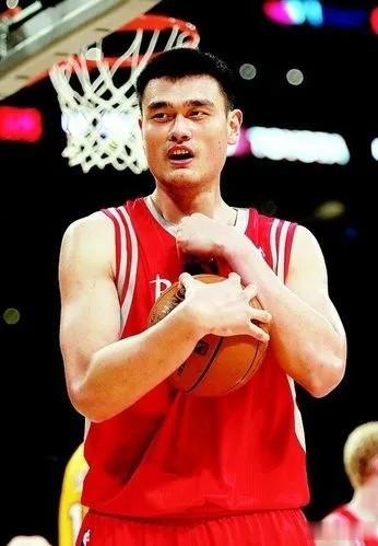 中国历史上五大男篮巨星，两个进过NBA两个备受争议，你知道有谁(7)