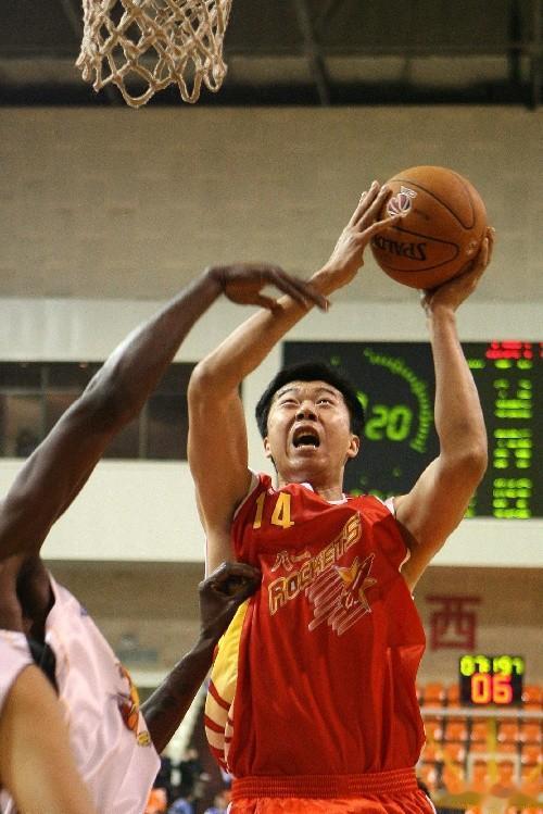 中国历史上五大男篮巨星，两个进过NBA两个备受争议，你知道有谁(16)