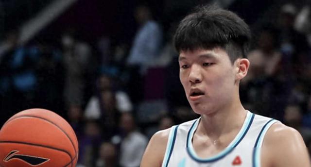 24分17篮板！中国男篮新星吴冠希表现出色，战胜杨瀚森，姚明
