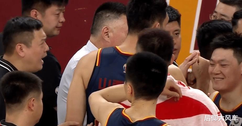 看了王博对朱俊龙受伤的反应，才明白，他为什么总打不过杜锋杨鸣了(2)