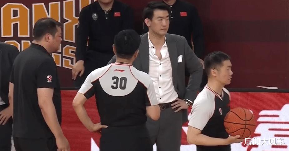 看了王博对朱俊龙受伤的反应，才明白，他为什么总打不过杜锋杨鸣了(8)