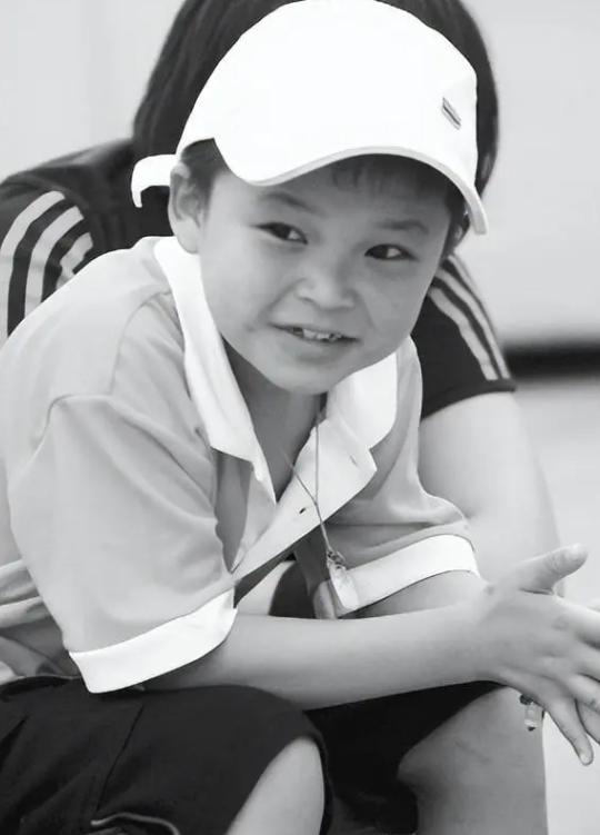汶川地震9岁小英雄，被姚明抱上奥运，发誓考清华，如今活成这样(4)