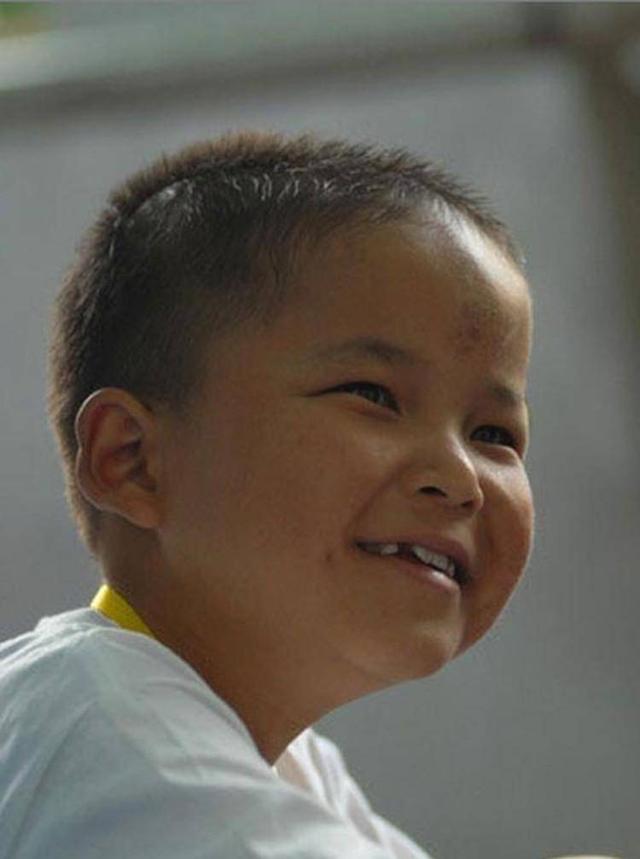 汶川地震9岁小英雄，被姚明抱上奥运，发誓考清华，如今活成这样(6)