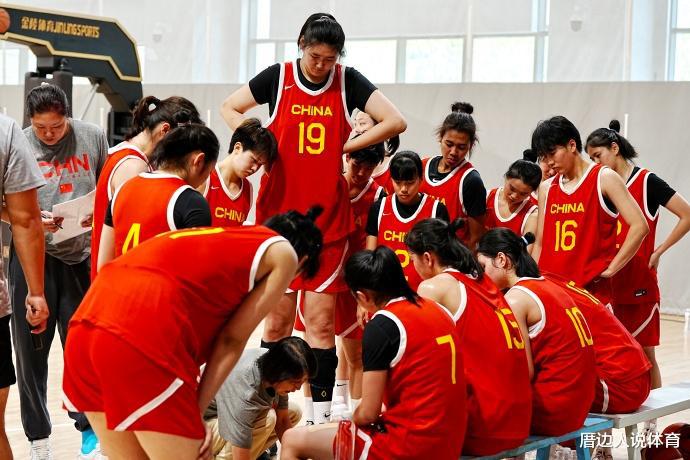 女姚明首度亮相国字号 16岁2米28远超队友抢镜 中国女篮未来希望