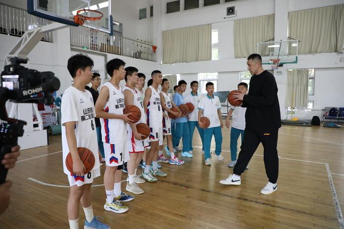现役山东高速男篮球员陶汉林回母校为班级联赛开球(3)
