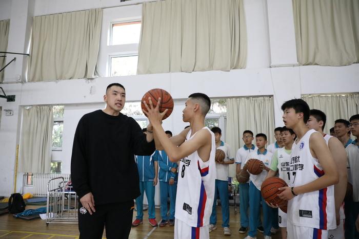 现役山东高速男篮球员陶汉林回母校为班级联赛开球(4)