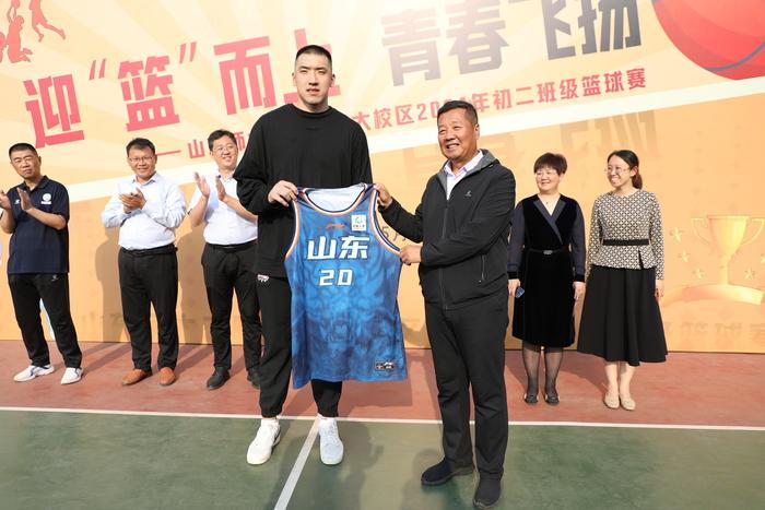 现役山东高速男篮球员陶汉林回母校为班级联赛开球(5)