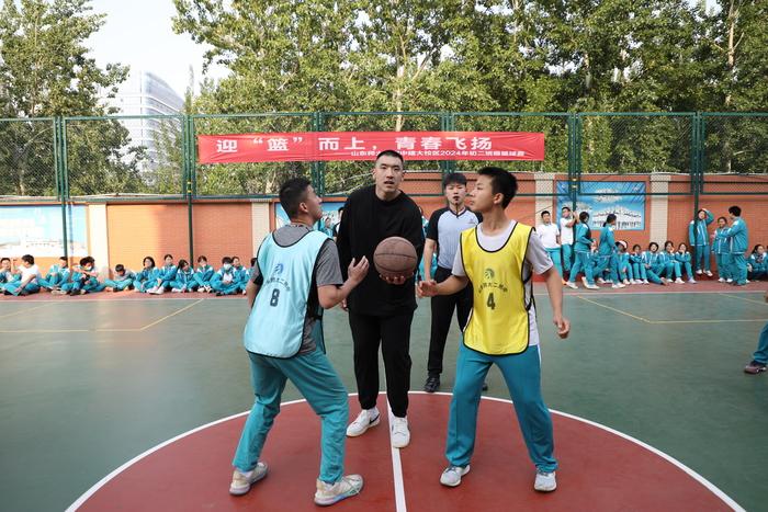 现役山东高速男篮球员陶汉林回母校为班级联赛开球(6)