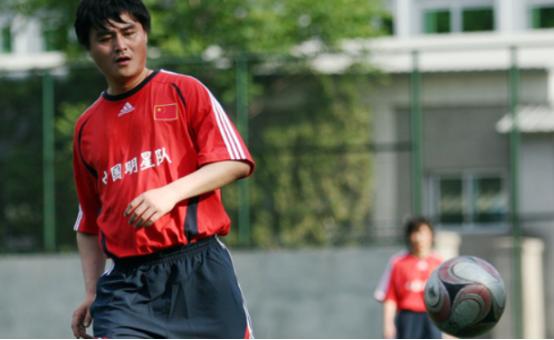 中国首位转会球员，东北两队为他开撕，却因踩踏吴承瑛被禁赛一年(1)